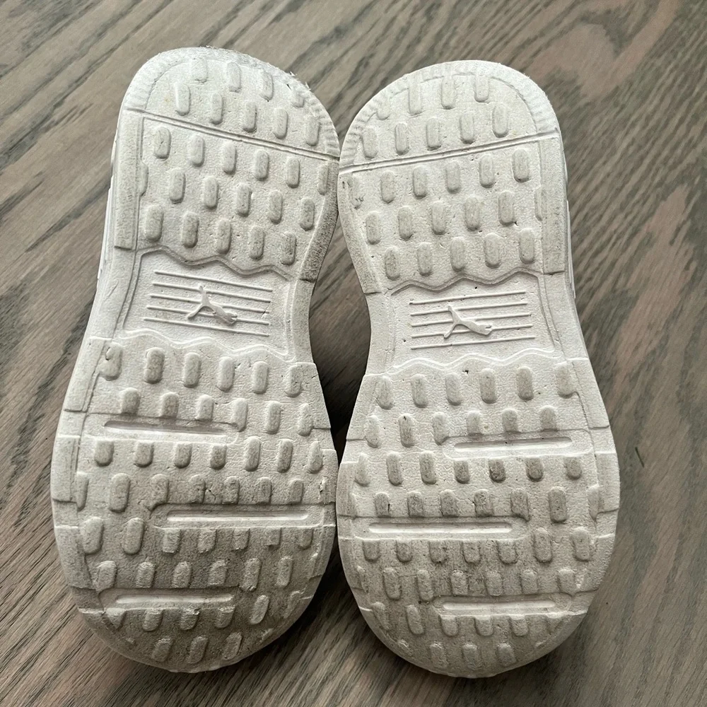Girls Puma Shoes - Picture 3 of 7